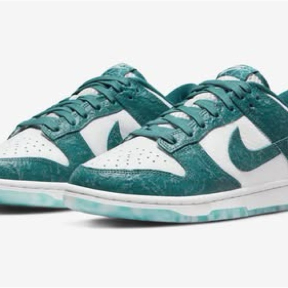 Ladies Nike Dunk Lows 
Summit White/Bright Spruce